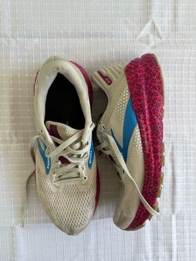 Brooks Womens Adrenaline GTS 22 1203531B160 White Running Shoes Sneakers